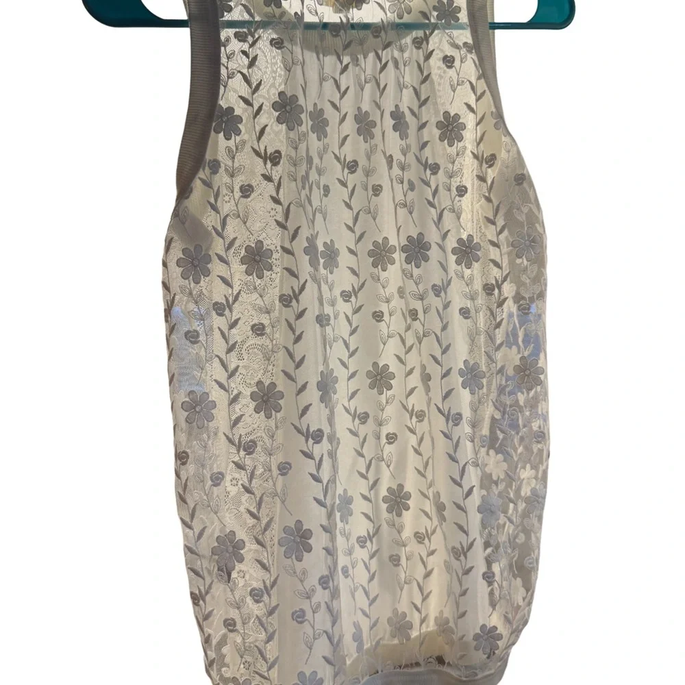 ☃️Floral Lace Sleeveless Top - Picture 2 of 4
